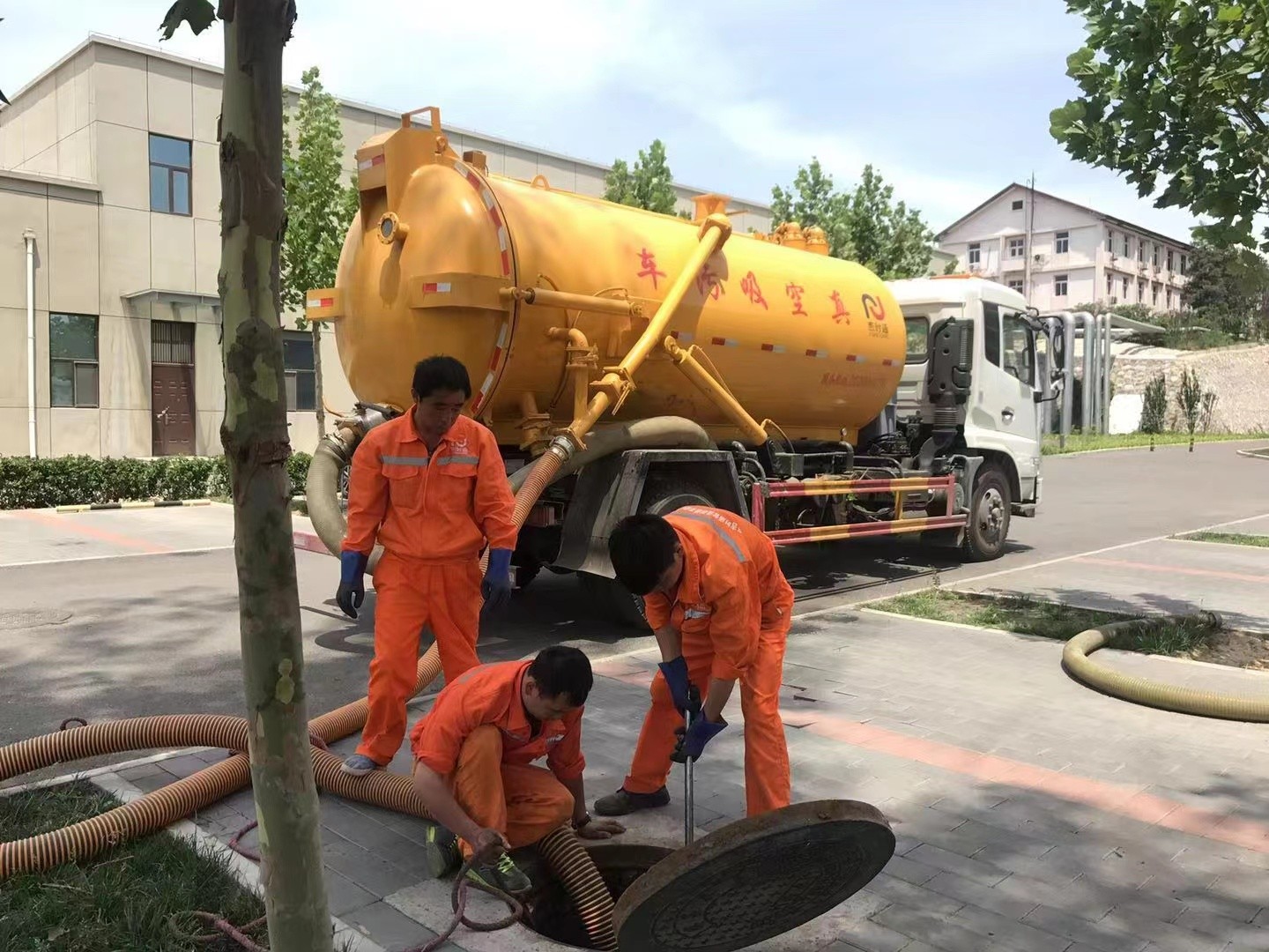 莱阳管道疏通车停在窨井附近