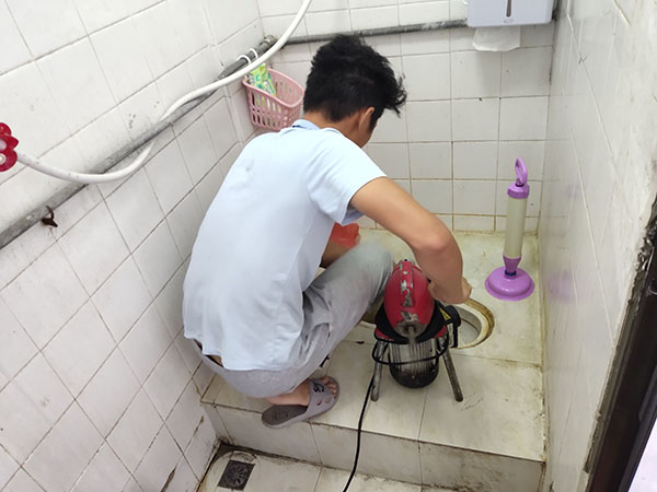 莱阳管道堵塞冒臭气 专业师傅现场解决问题