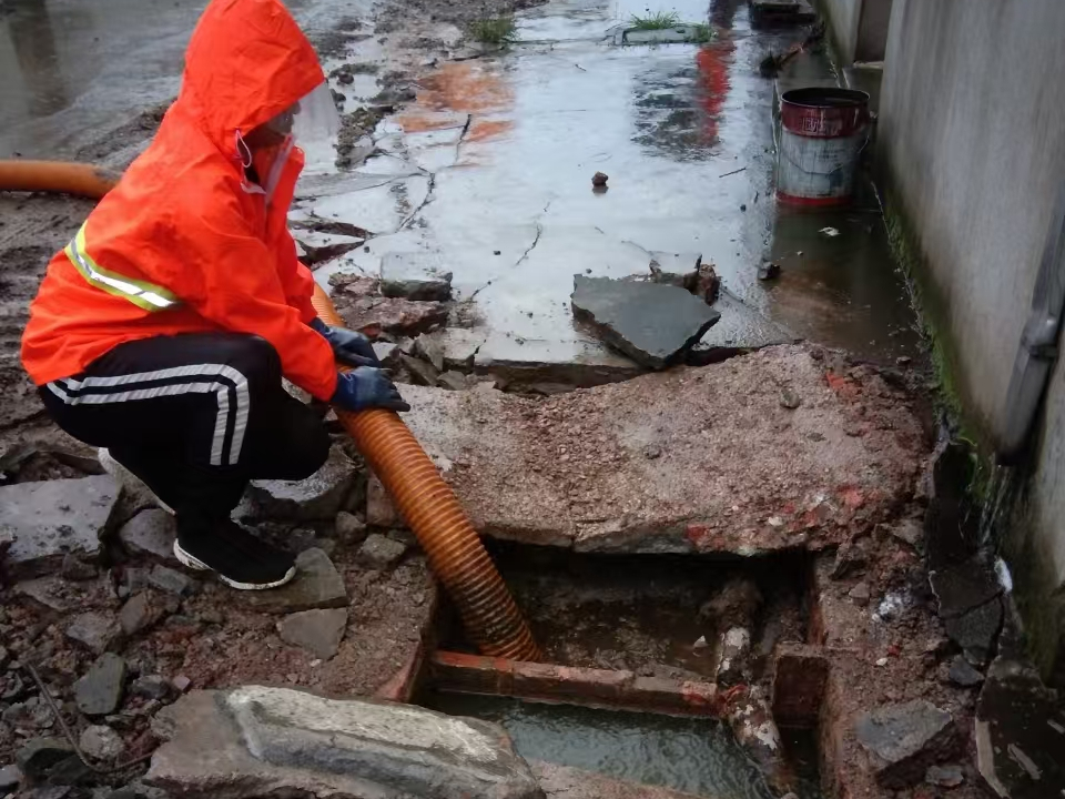 莱阳专业清理污水池 炜誉市政以规范流程守护城市 “肠道”